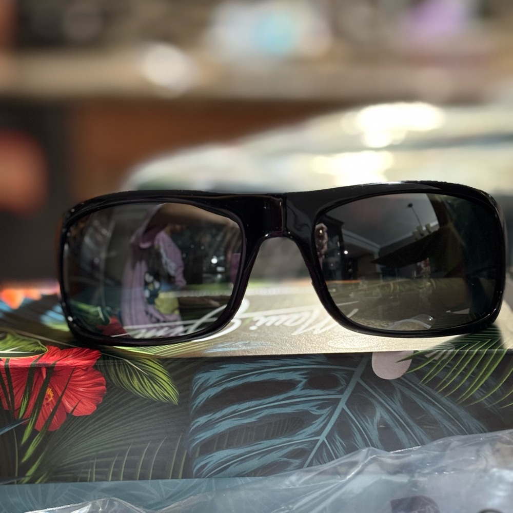 Maui Jim Peahi Polarized wrap Sunglasses in Black, New in Box